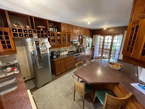 Casa en Venta con 4 cocheras