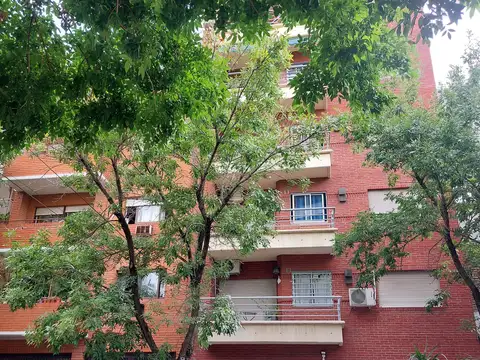 EXCELENTE 2 AMBIENTES . MUY AMPLIO CON BALCON AL FRENTE