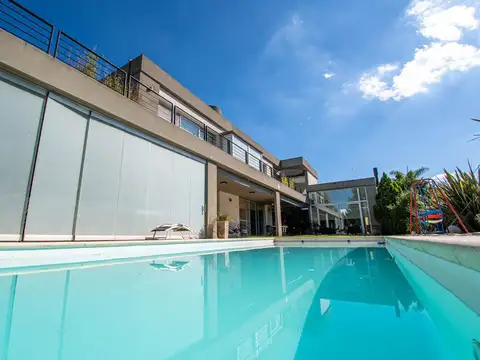 En venta,  casa 3 dormitorios mas escritorio. cochera doble. piscina y jardin. miraflores, funes hil