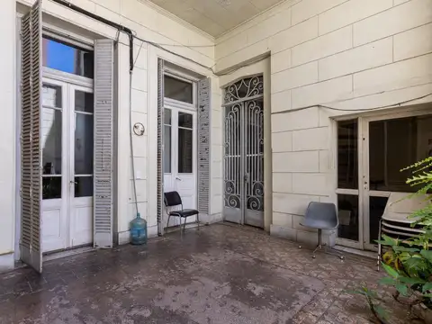 San Lorenzo  al 800 ( entre Laprida y Maipú)