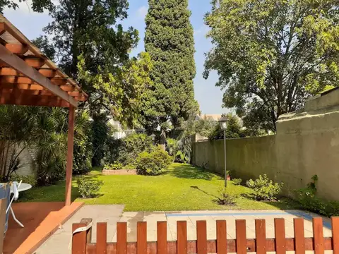 EXCLUSIVA CASA  4 AMBIENTES LOTE 500 METROS  CON JARDIN AL FRENTE Y  PARQUE