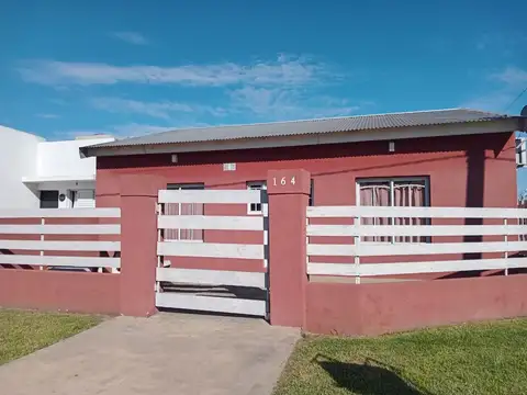 Casa de dos dormitorios con pileta en Murphy