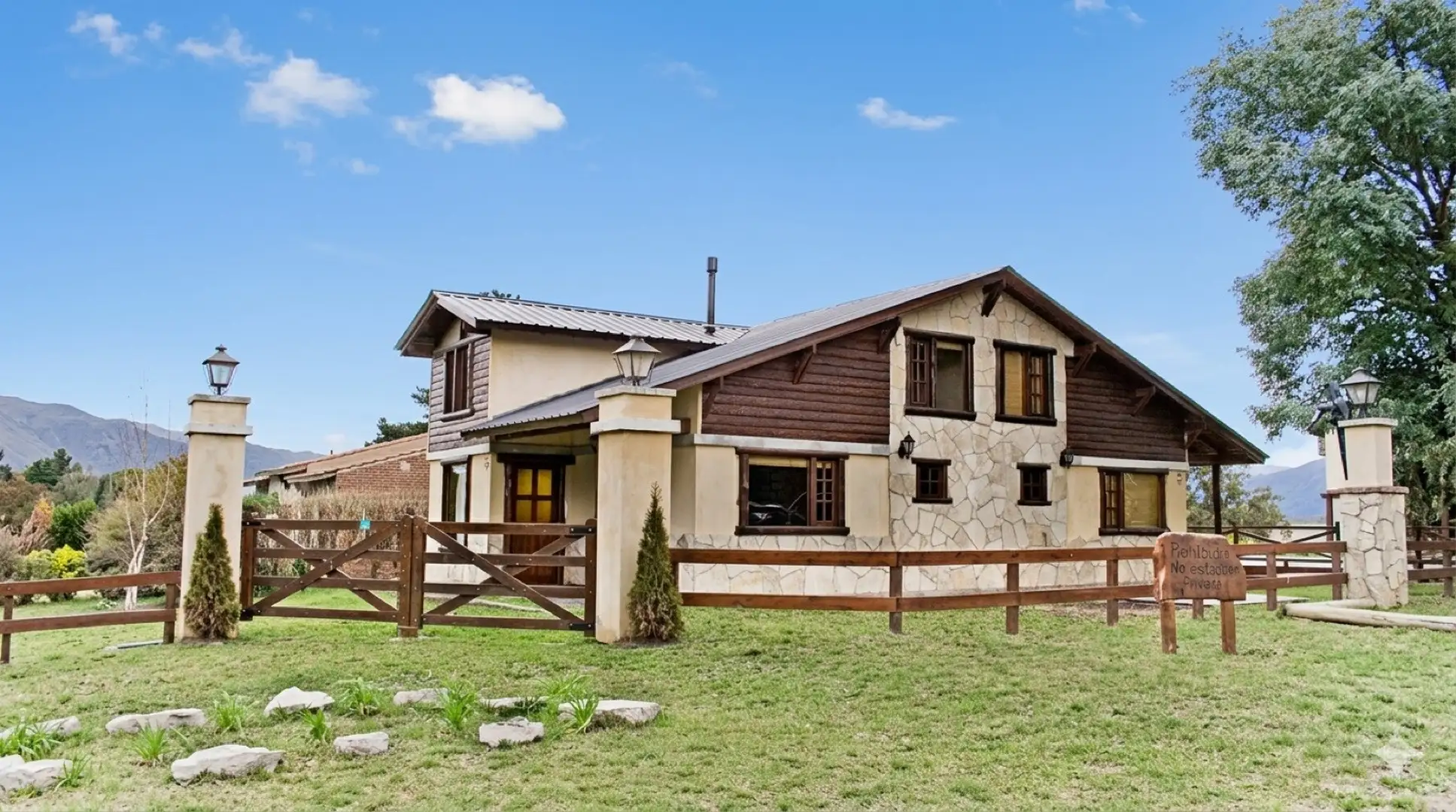 Casa 3 ambientes con parque perimetral