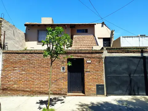 Casa 5 Ambientes Con Garaje Y Quincho