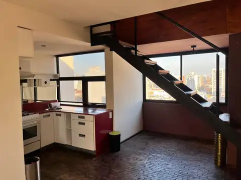 DUPLEX EN VENTA CON GRAN BALCON Y PARRILLERO. GAS