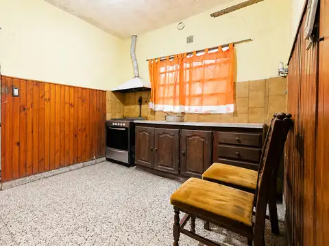 Casa + departamento de 2 ambientes al fondo | Acceso vehicular | Jardin | Propiedad a restaurar.