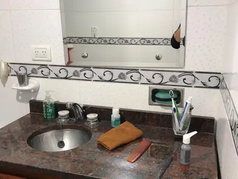 VENTA - CASA  CON DOS VIVIENDAS - SOBRE LOTE 10 x 30 EN ESQUINA