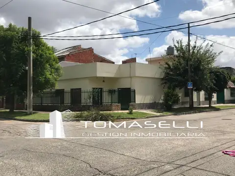 VENTA - CASA  CON DOS VIVIENDAS - SOBRE LOTE 10 x 30 EN ESQUINA