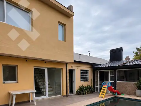 Casa 8 ambientes con 2 baños