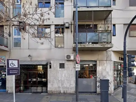 Carlos Calvo al 1300 esquina Santiago del Estero. Piso 13 Al frente con Balcón corrido. Vista abierta. 3 ambientes, 2 dormitorios. 60 m2. Cocina grande con lavadero. Excelente estado. Muy luminoso. Bajas expensas. Apto crédito