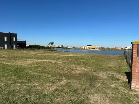 LOTE A LA LAGUNA BARRIO SAN SEBASTIAN AREA 8 950M2
