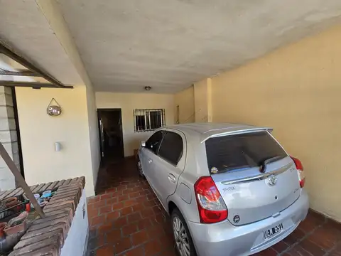 Casa 8 ambientes con 4 baños