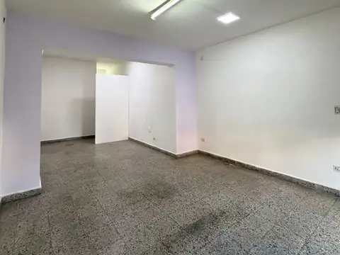 Local de 40m2, con cocina y baño. A metros de Ovidio Lagos