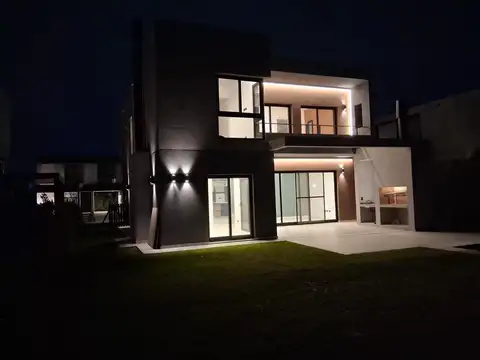Casa en Venta con 3 cocheras