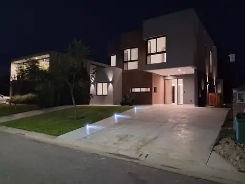Casa 6 ambientes con 5 baños