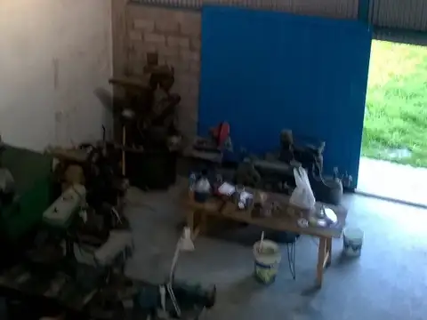 Sup. Terreno 300 m2. Sup. Cubierta 210 m2. Sup. Taller 124 m2. Sup. Libre 150 m2.