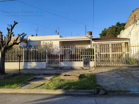 Casa 3 Ambientes con galpon patio y cochera en Venta Isidro Casanova