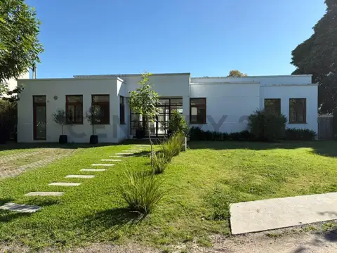Casa de 3 Dormitorios Amoblada en Alquiler en Barrio Fincas de Duggan