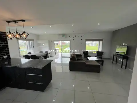 Casa 4 ambientes con 3 baños