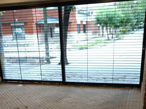 Alquiler cochera techada en PB (fácil acceso)