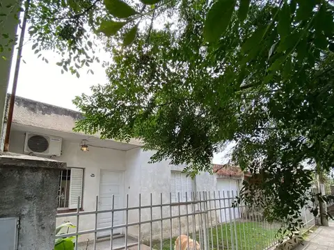 CASA 3 DORMITORIOS EN BARRIO LOS ALMENDROS