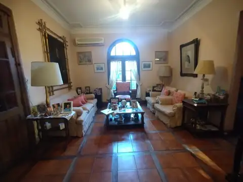 RETASADO  HERMOSO CHALET INGLES SOBRE CALLE EREZCANO EN JOSE MARMOL