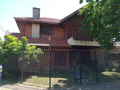 VENTA CASA 4 AMBIENTES CON DOS COCHERAS EN QUILMES