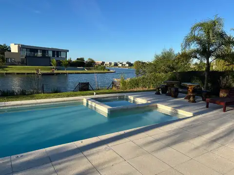 HERMOSA Y MODERNA CASA A LAGUNA EN VENTA EN EL CANTON ISLAS