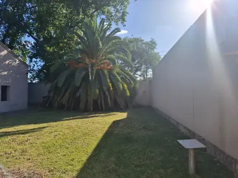 VENTA CASA CON GALPONES EN LOTE DE 962 MTS.