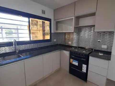 Dúplex 4 ambientes a estrenar con jardín y cochera / Excelente calidad y ubicación