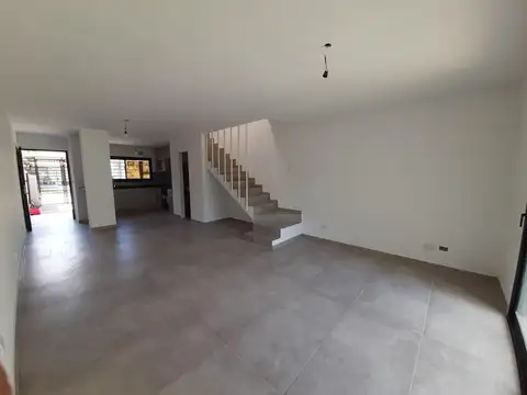 Dúplex 4 ambientes a estrenar con jardín y cochera / Excelente calidad y ubicación