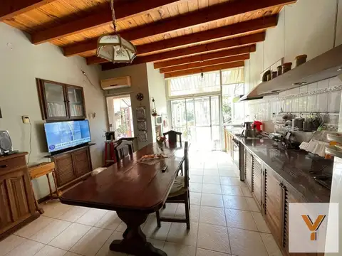 Casa en venta - 4 Dormitorios 2 Baños - 200Mts2 - Azul