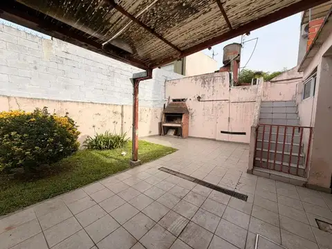 CASA EN VENTA 5 AMBIENTES CON LOCAL APTO CREDITO