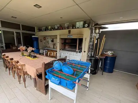 Casa en Venta con 3 cocheras