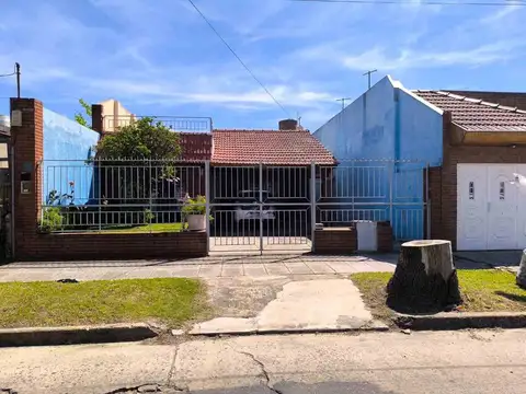 CASA 3 AMBIENTES PATIO JARDIN PARRILLA COCHERA