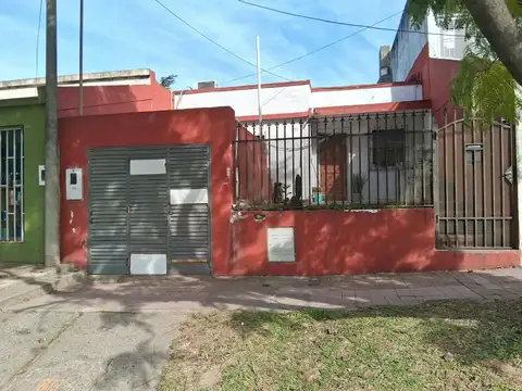 Casa 2 dormitorios sobre Av. Almafuerte, Paraná