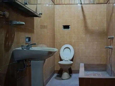 CASA 3 AMB "A REFACCIONAR" C/PATIO, LOCAL Y GARAJE