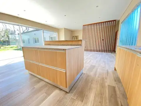 Casa 4 ambientes con 2 baños