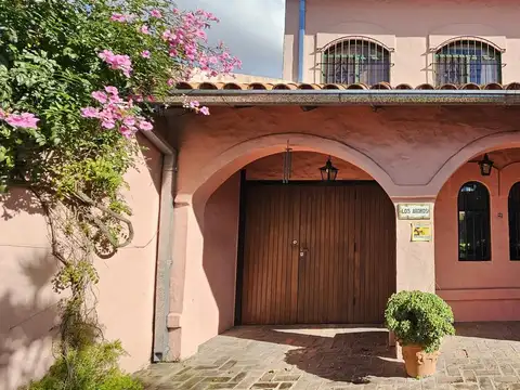 Casa 8 ambientes con 3 baños