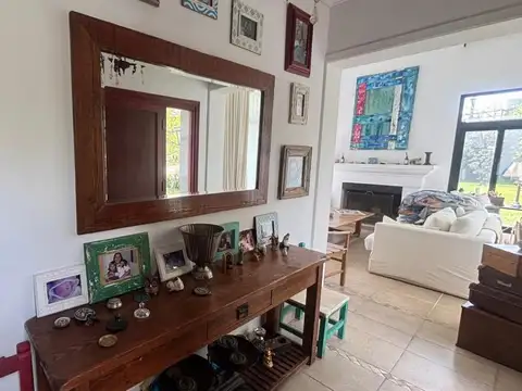 Casa clasica en 2 plantas con vistas al campo y terreno de 1200 m2, 3 dormitorios arriba,