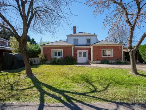 Casa en venta 4 dormitorios con pileta - Los Jazmines