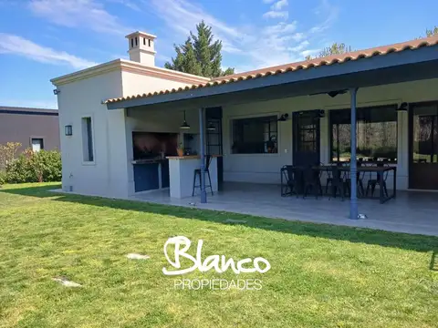 Casa 5 ambientes con 3 baños