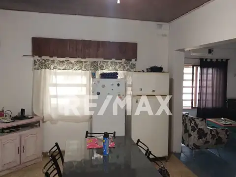 Casa 8 ambientes con 2 baños