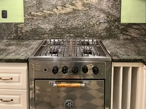 Casa en Alquiler con 2 cocheras