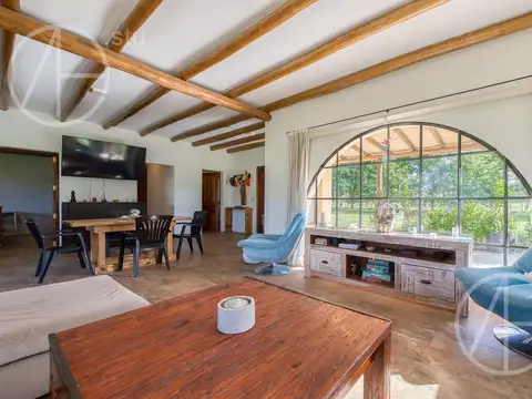 Casa en Venta sobre lote de 1 Hectarea en Barrio Privado de Chacras Loma Escondida