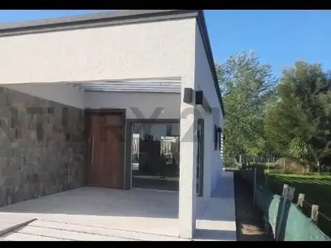 Venta de casa a estrenar 3 ambientes con piscina - Barrio cerrado Domselaar chic