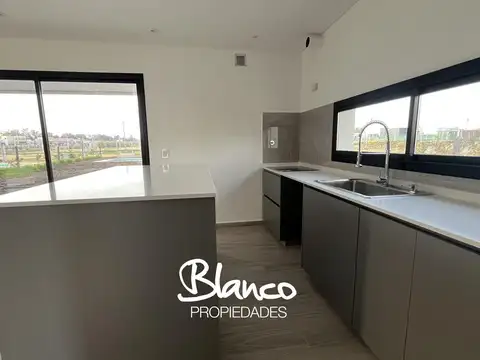Casa 4 ambientes con 3 baños