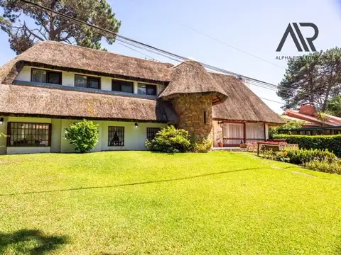 Casa 9 ambientes con 4 baños