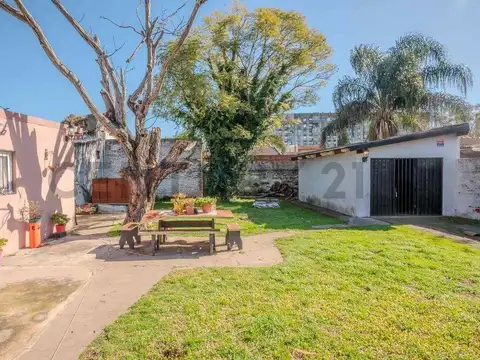 VENTA CASA 3 AMB.  AMPLIO JARDIN, LOTE PROPIO 400M2 EN  VILLA TESEI - EVALUA PERMUTA