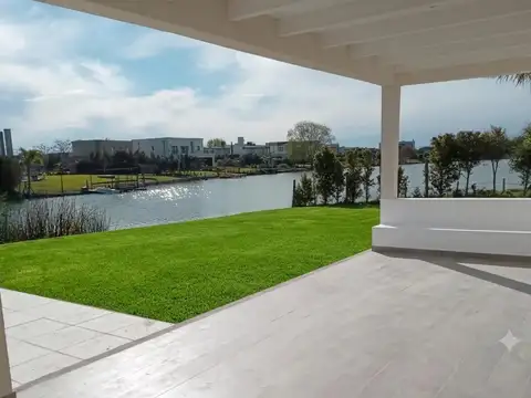 Casa en Venta con 4 cocheras